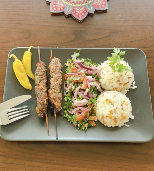 Kebab Spieß mit Reis & Salat