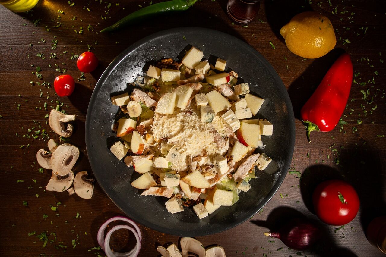 Salata cu pui, mere si gorgonzola