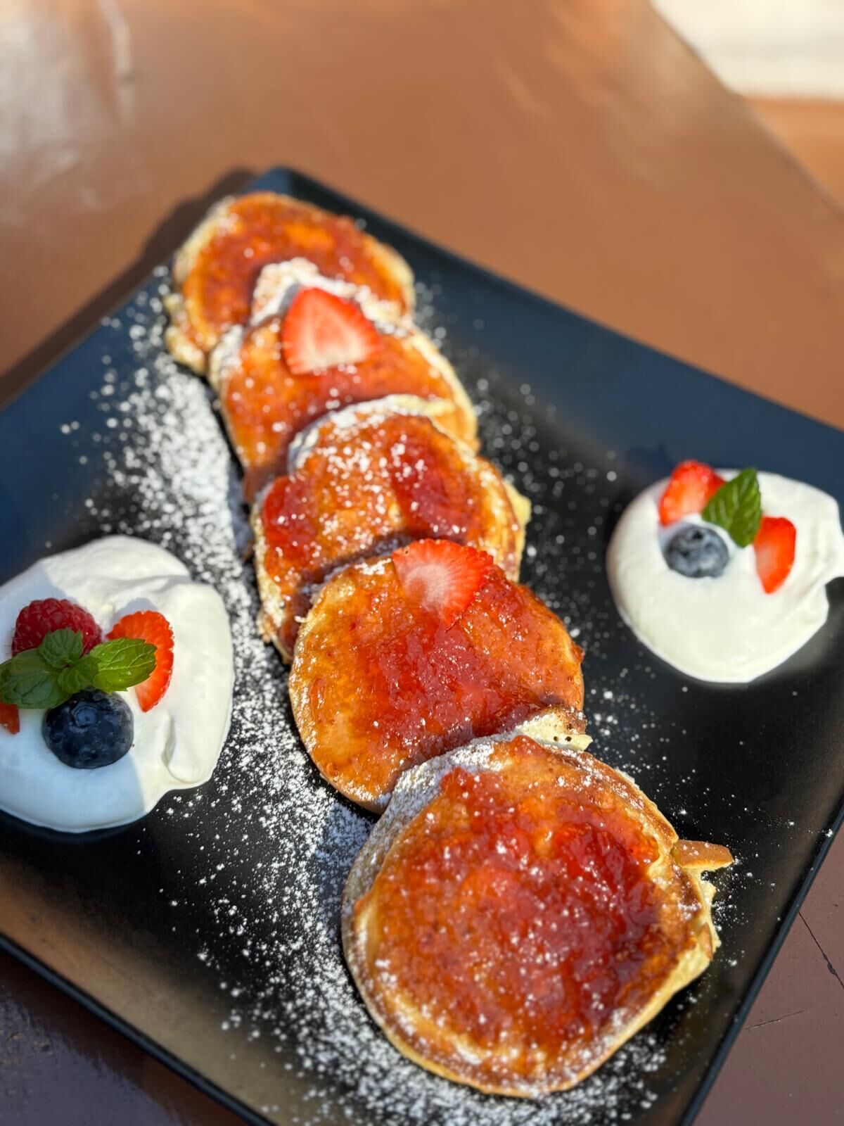 Domáce lievance, džem, domáca šľahačka, čerstvé ovocie