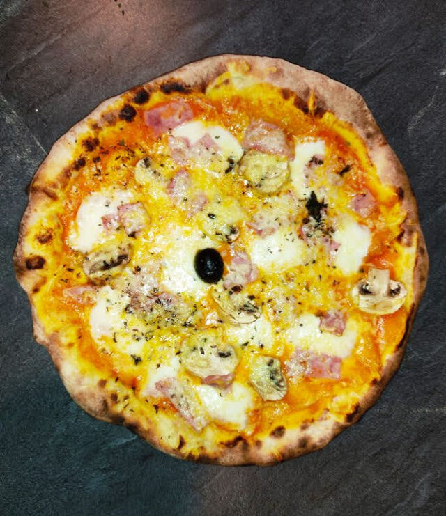 La royale : base tomate, Champignons, jambon, Mozzarella et gruyère