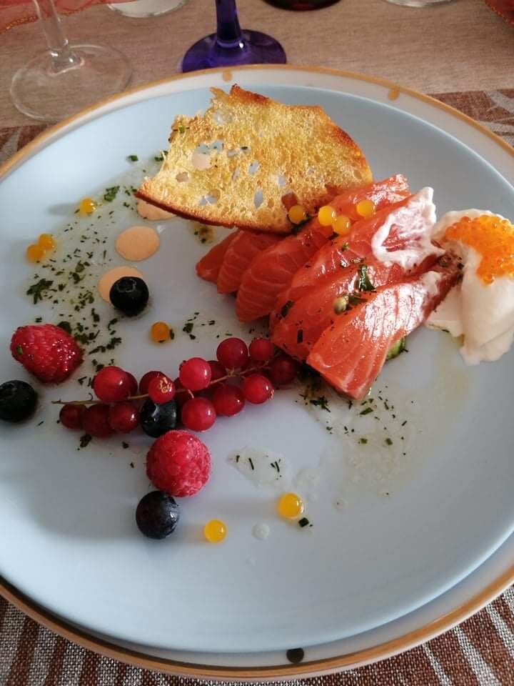 Gravlax de saumon à la burrata au oeufs de truite