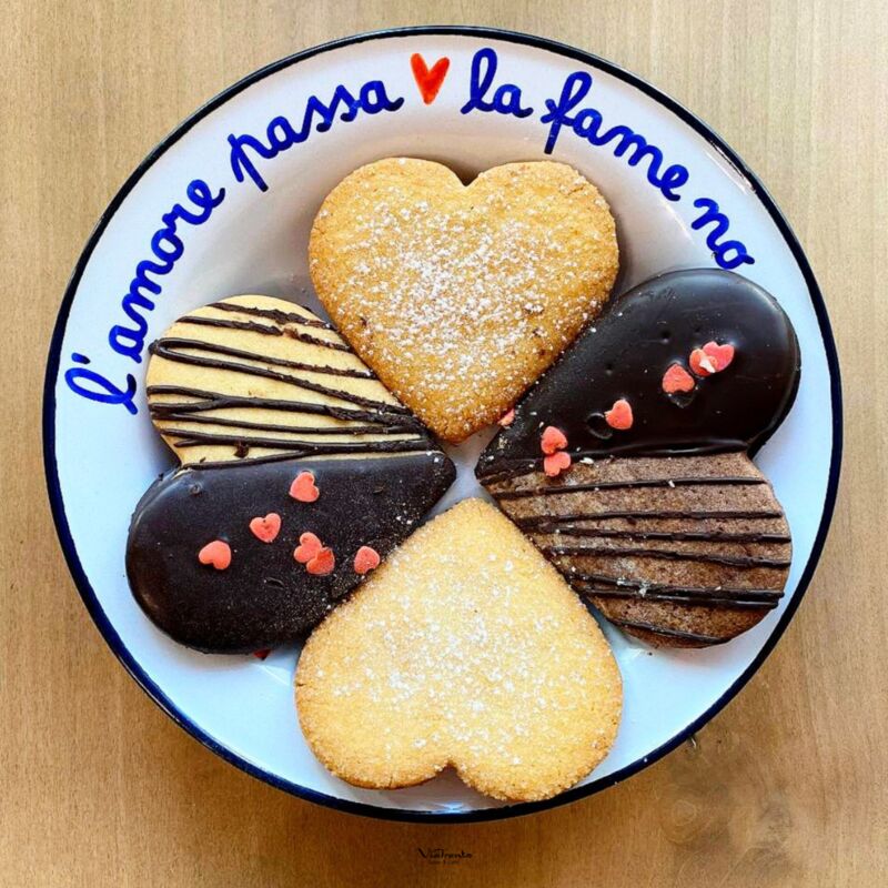 L'amore passa la fame resta: i nostri biscotti di frolla decorati a mano