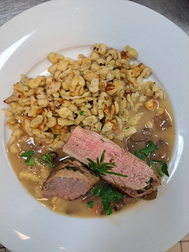 Schweinefilet im Kräutermantel, Pilzrahm, Spätzle 