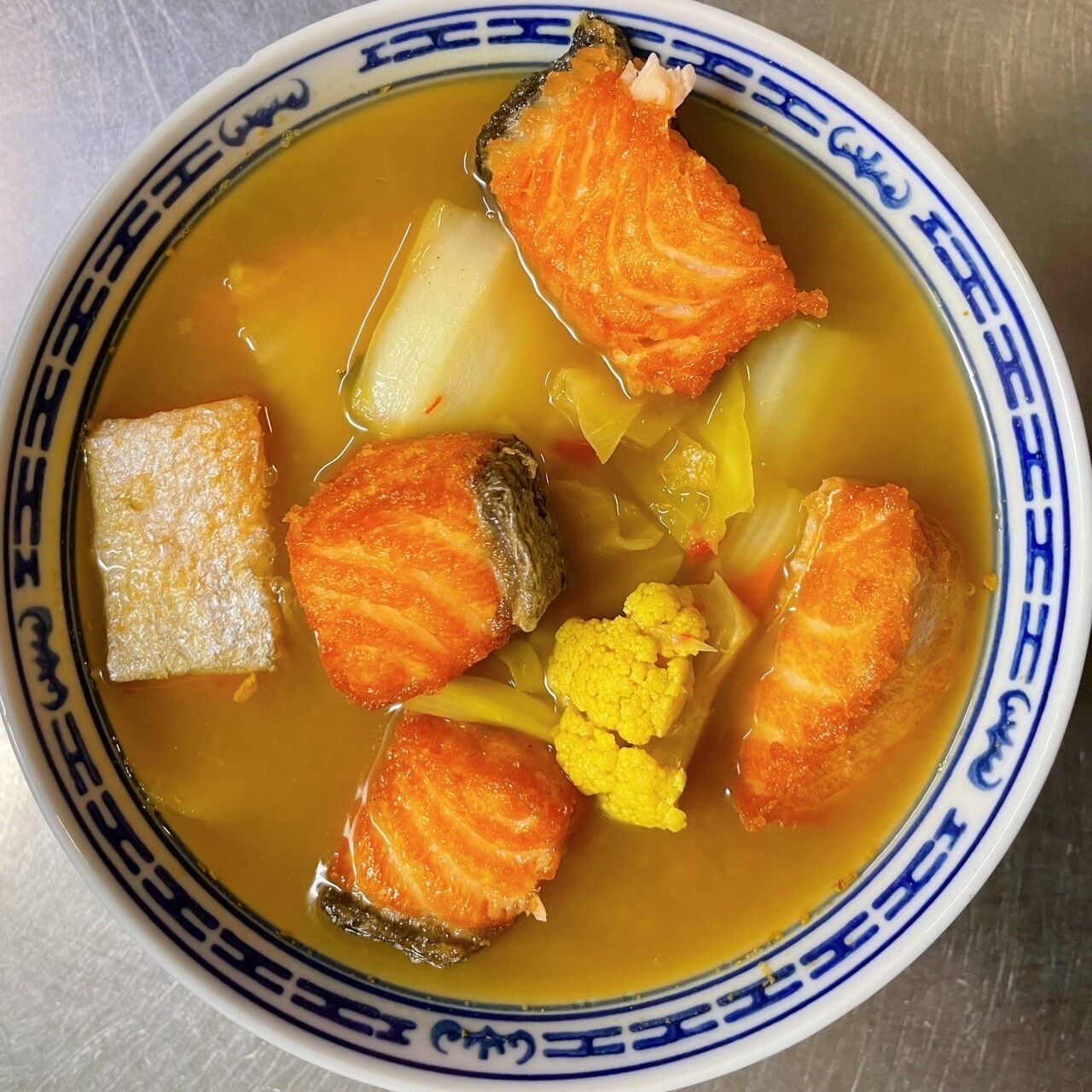 Gaeng Som Suppe mit Lachs