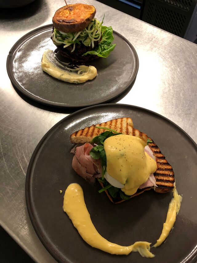 egg benedict
beef burger