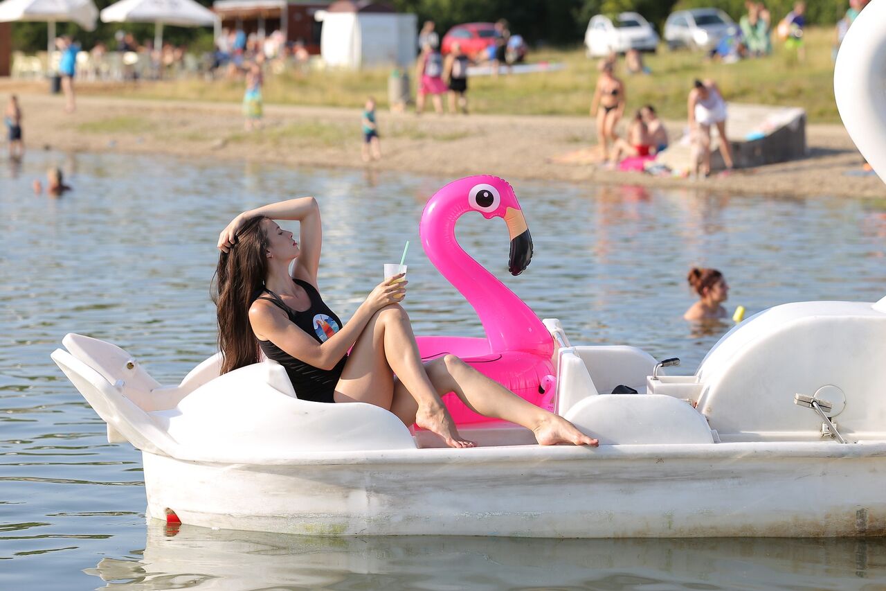 Modelka verča s naším labutím šlapadlem, v pozadí růžový plameňák a hlavní pláž jezera Milada