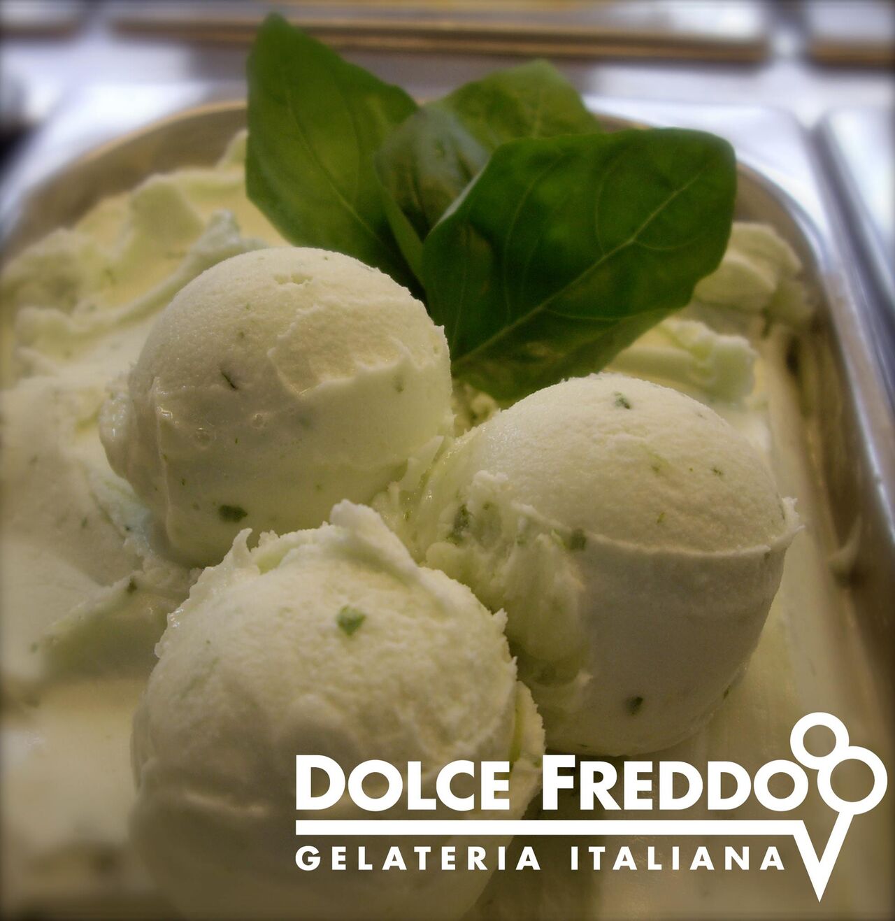 Limette mit Basilikum