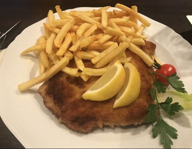 Impression aus der Küche - Cordon Bleu mit Pommes