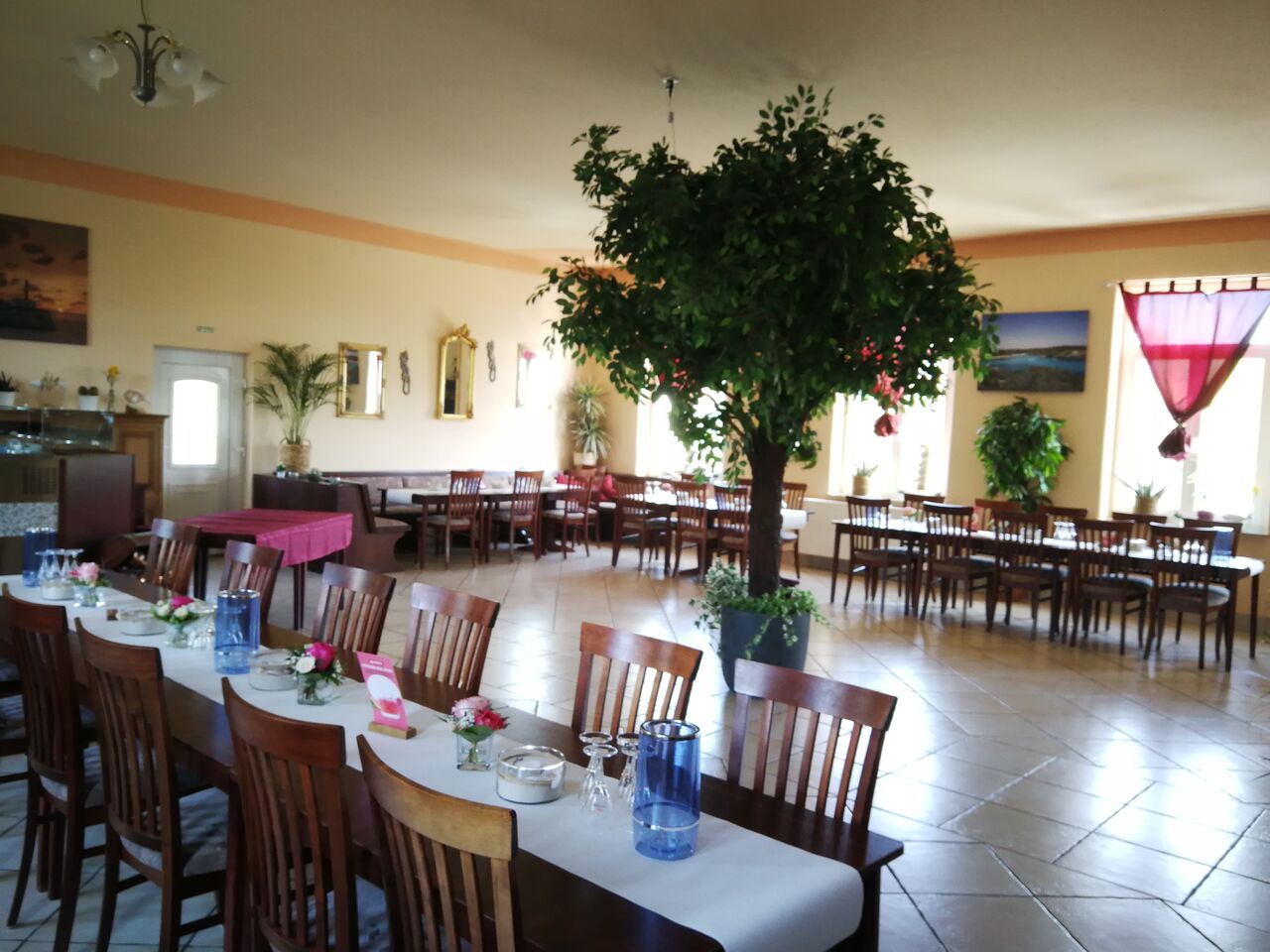 Sie planen eine Feier - wir stellen die Tafel für Sie im großen Saal für ca. 50 Gäste