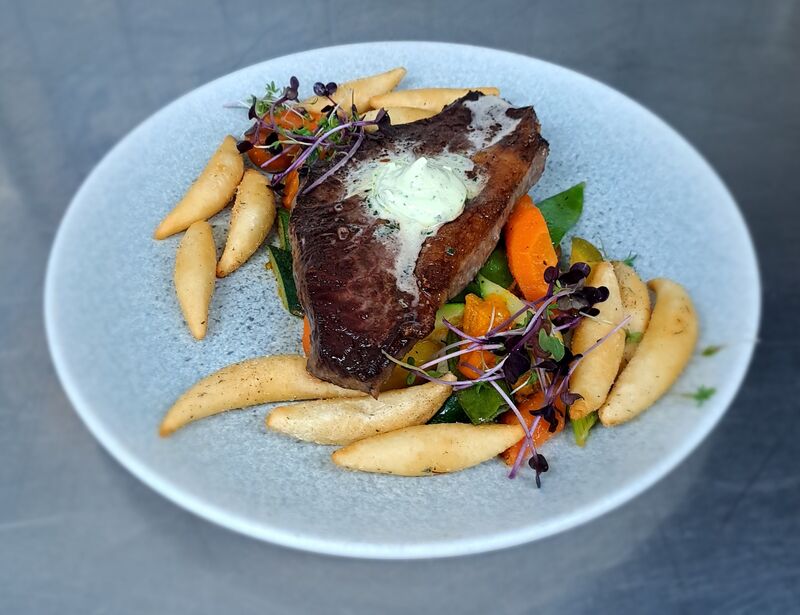 Rosa gebratene Beiriedschnitte mit Schupfnudeln, Frühlingsgemüse und Bärlauchbutter