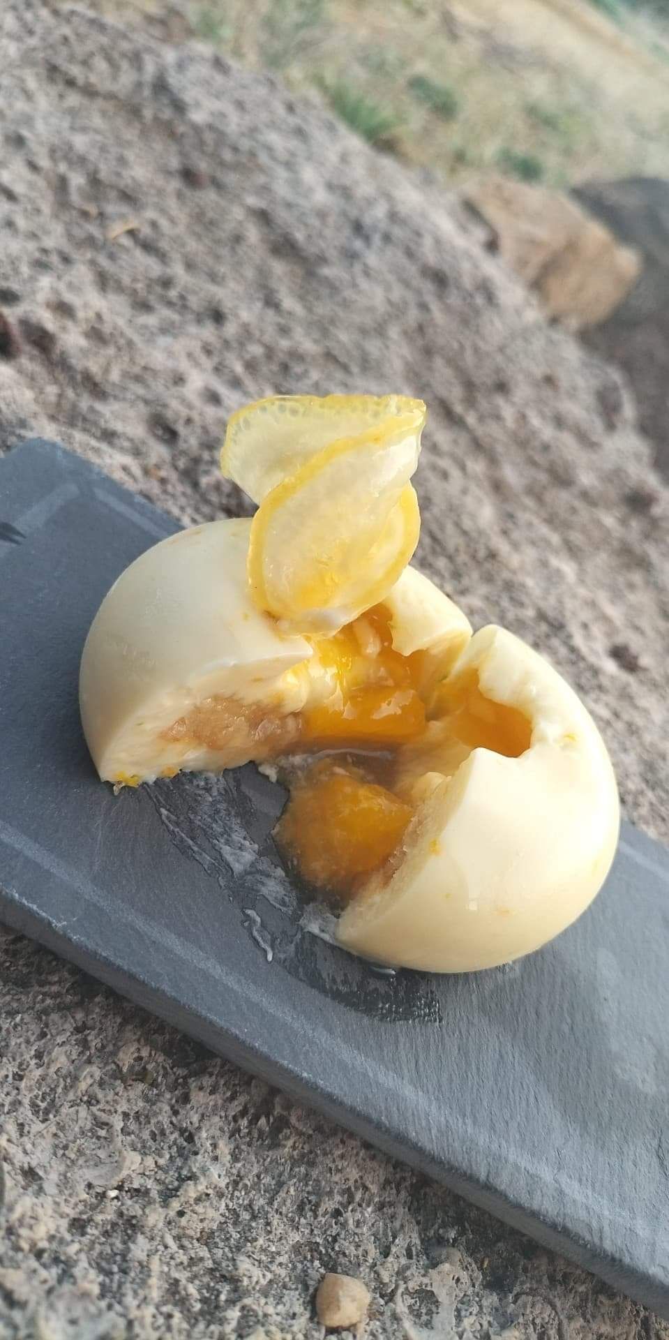 L'Espagne en douceur. Entremet de mousse chocolat blanc avec un coeur coulant aux agrumes du sud.