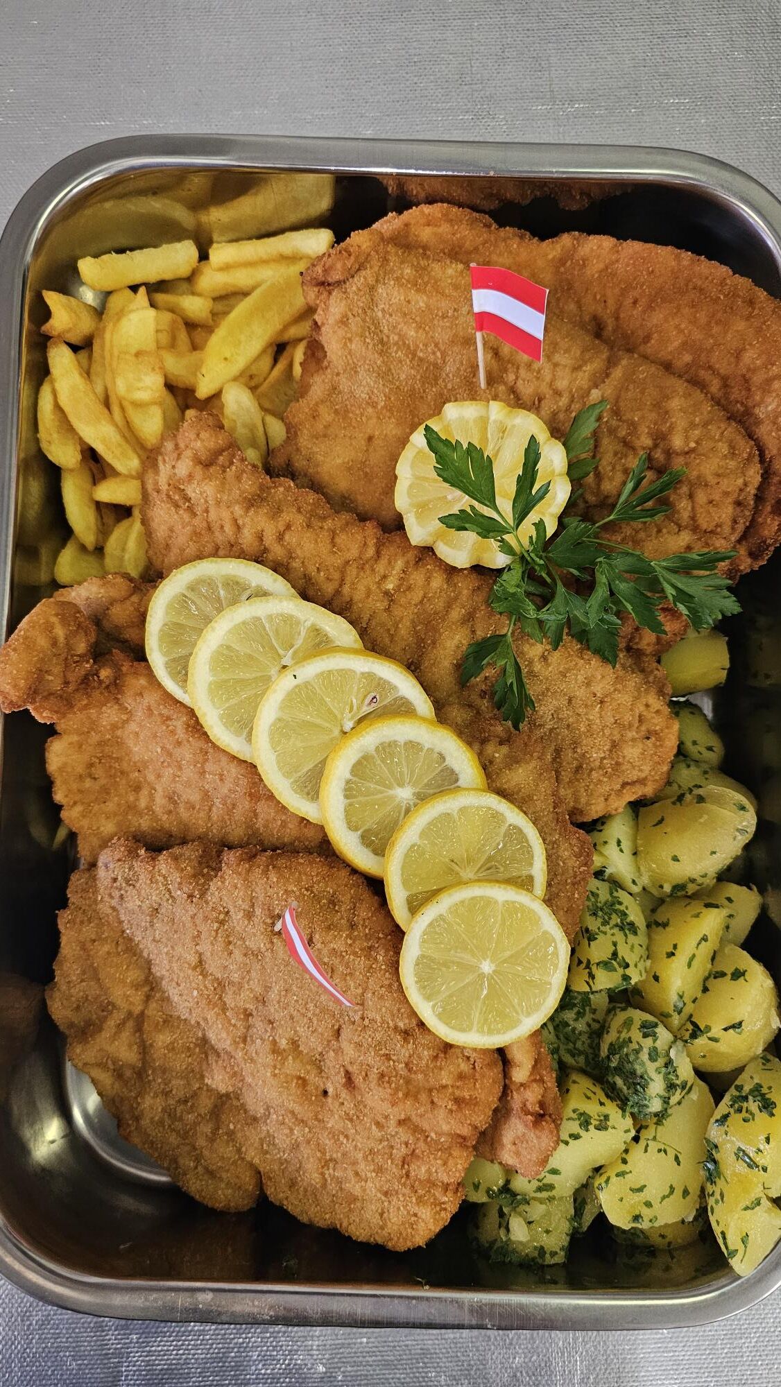 Wiener Schnitzelplatte für 4 Personen, mit verschiedene Schnitzelvariationen und zwei Beilagen