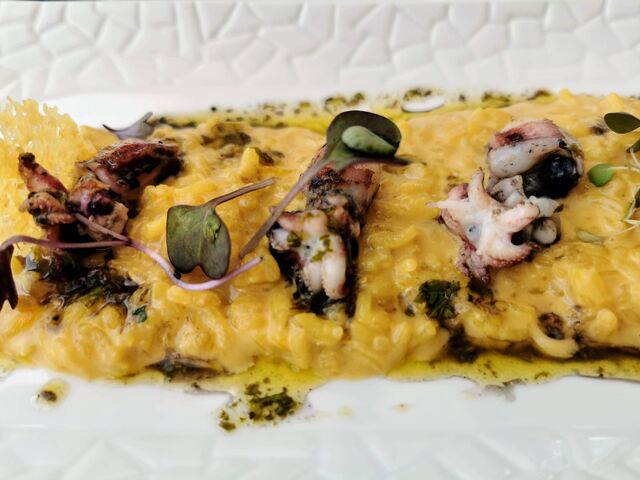 un des nombreux plats du menu dégustation présenté chaque midi en semaine ... Photo prise par une fidèle cliente