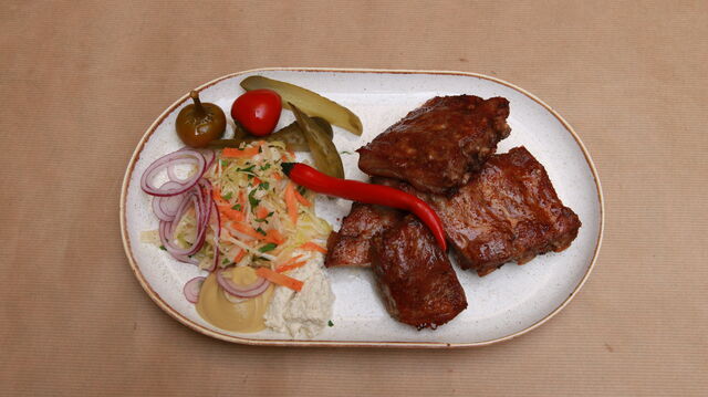 Vepřová žebra s oblohou a chlebem