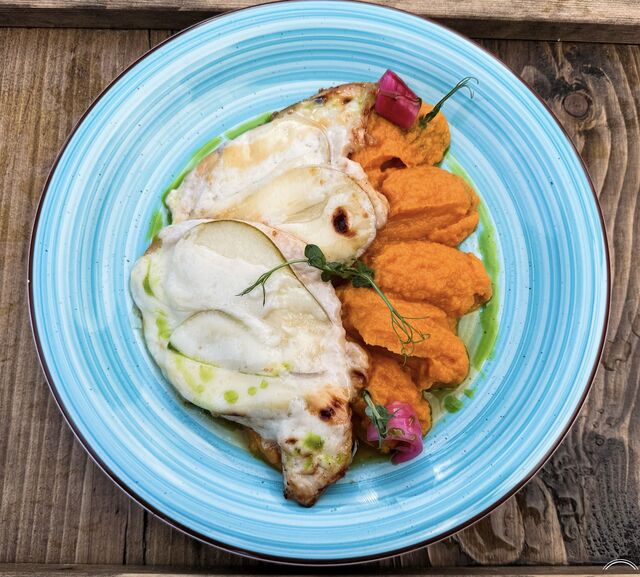 Kecskesajttal és körtével grillezett csirkemell édesburgonya pürével