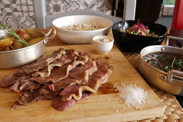 Picanha à descrição servida com arroz feijão, batatinha salteada, e salada do chefe
