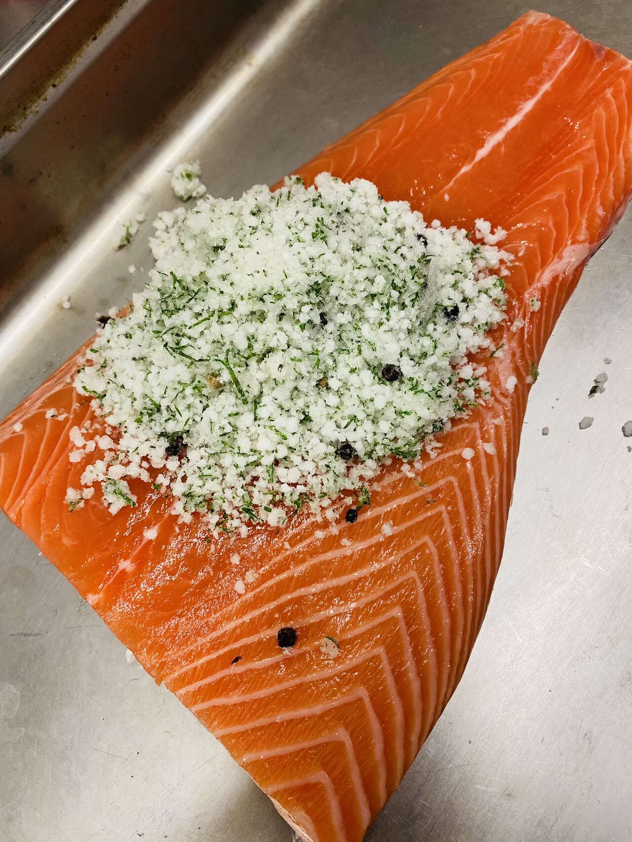 Préparation du gravlax de saumon Ecosse 