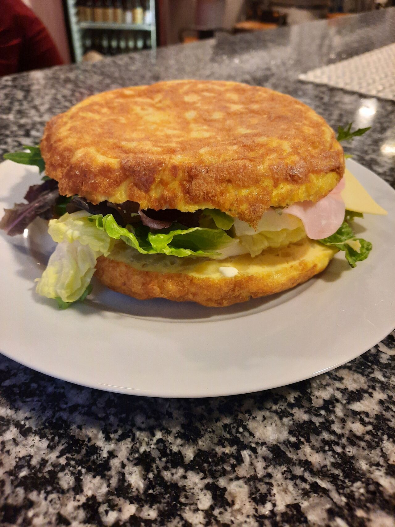 Tortilla rellena de Jamón York, queso y ensalada