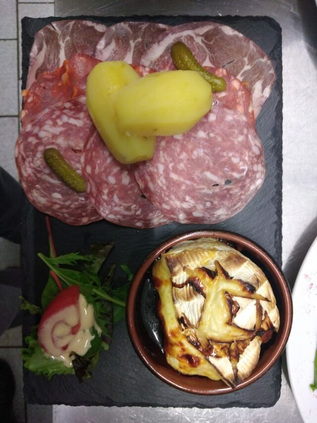 Camembert rôti et charcuterie