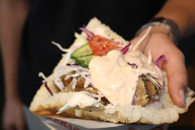 Chrupiąca bułka - w środku mięso, warzywa i sos.