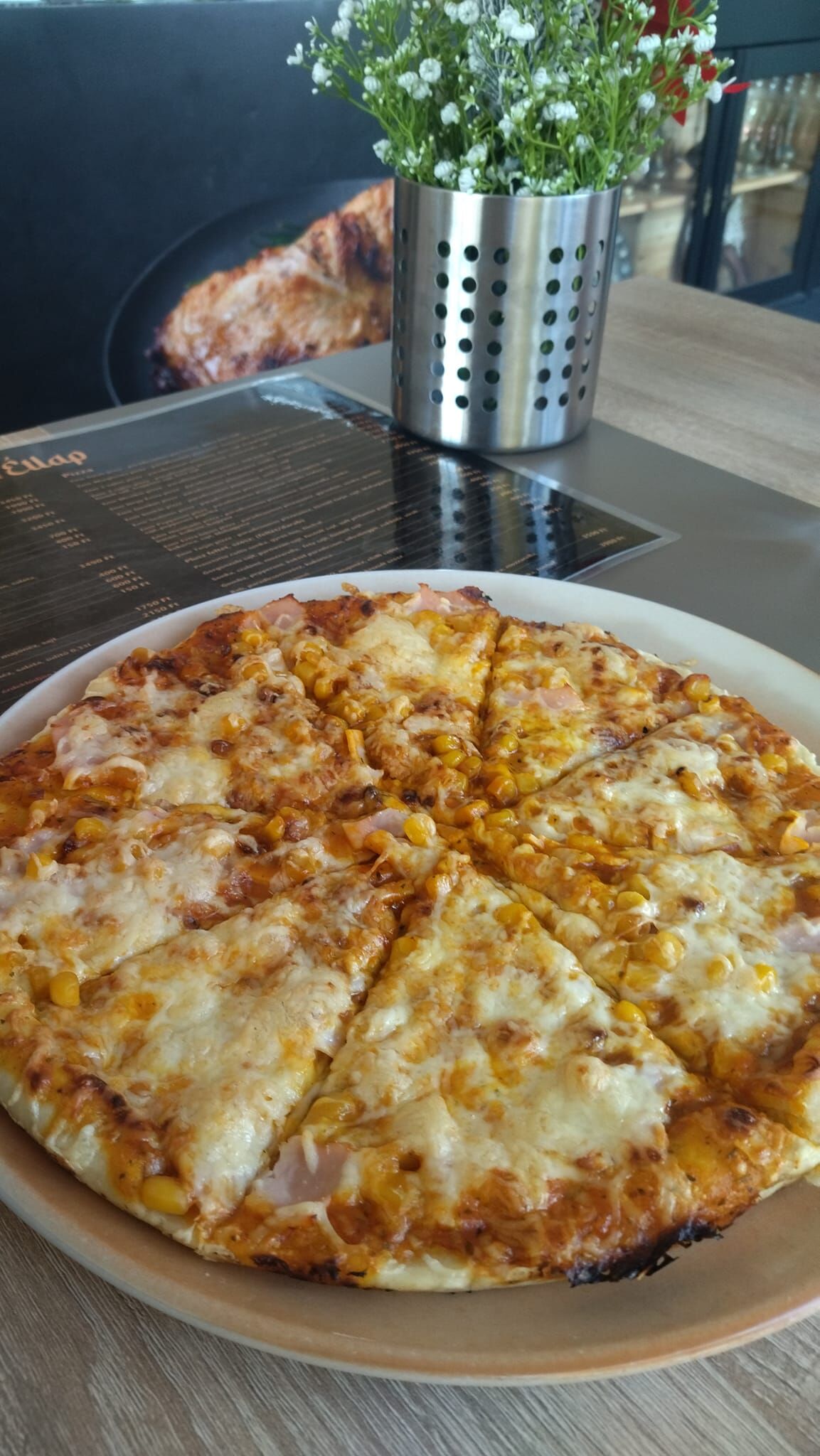 Sonkás-kukoricás pizza