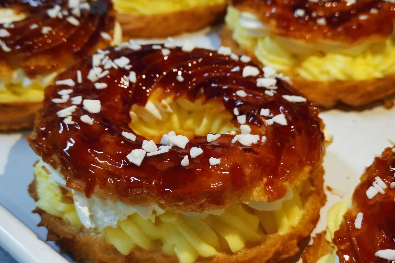 Ecler vienez cu crema de vanilie, banane și glazura de caramel