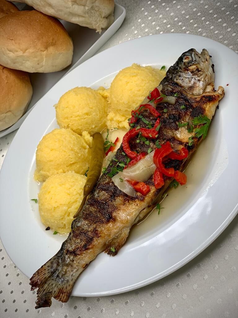 Saramura de păstrăv cu mamaliguta