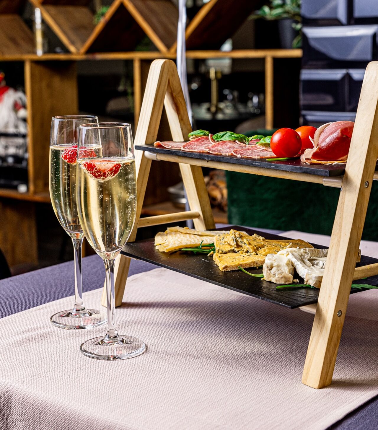 Mix talijanskih salama i kompozicija različitih vrsta sira