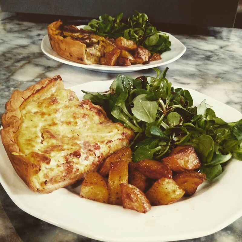 le midi nous accompagnons nos tartes fraîchement cuisinées d'une salade verte et de pommes de terre sautées, un régal!