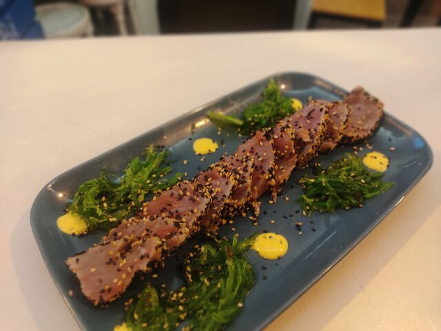 Tataki de atún con sésamo, wakame y mayonesa de mango