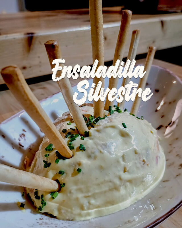 Ensaladilla rusa con salsa huancaína y grissinis