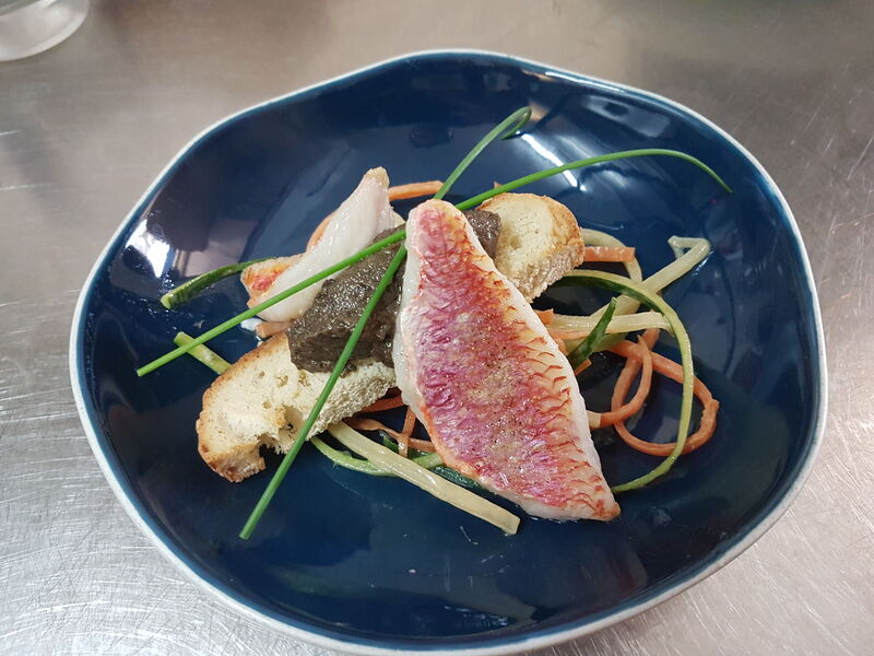 Filets de rougets toast de tapenade et julienne de legumes