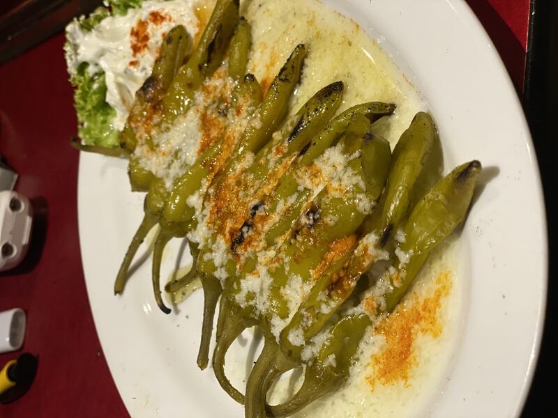Gegrillte Peperoni mit Knoblauchsoße