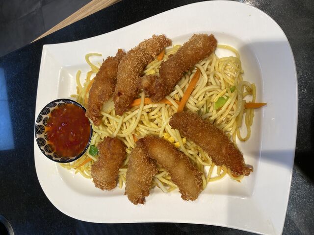 Gebratene Nudeln mit panierten Hühnerfleisch 