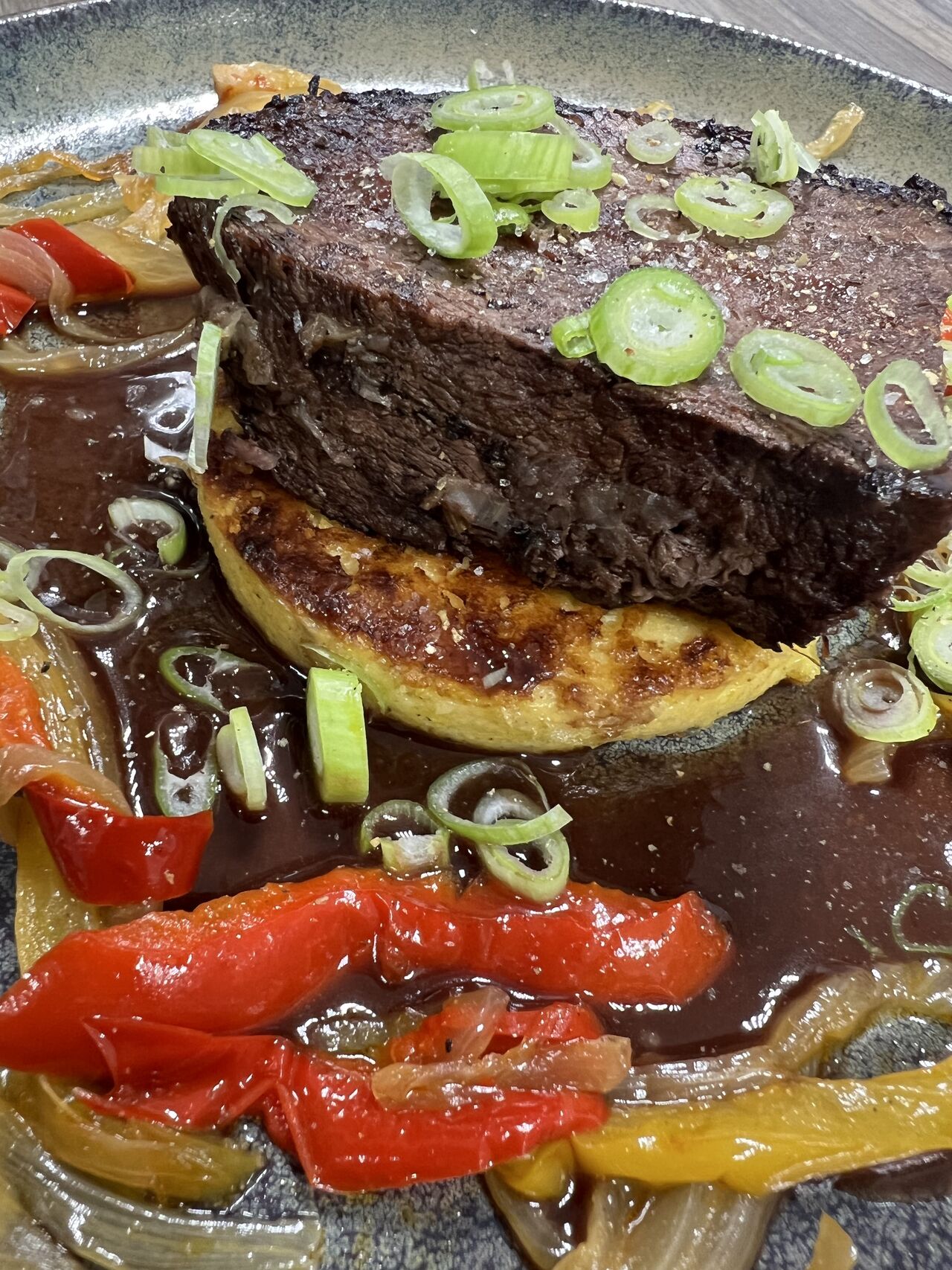 Le Paleron de Boeuf Basse Température Jus Cap Corse, Galette de Maïs et Piperade de Poivrons
