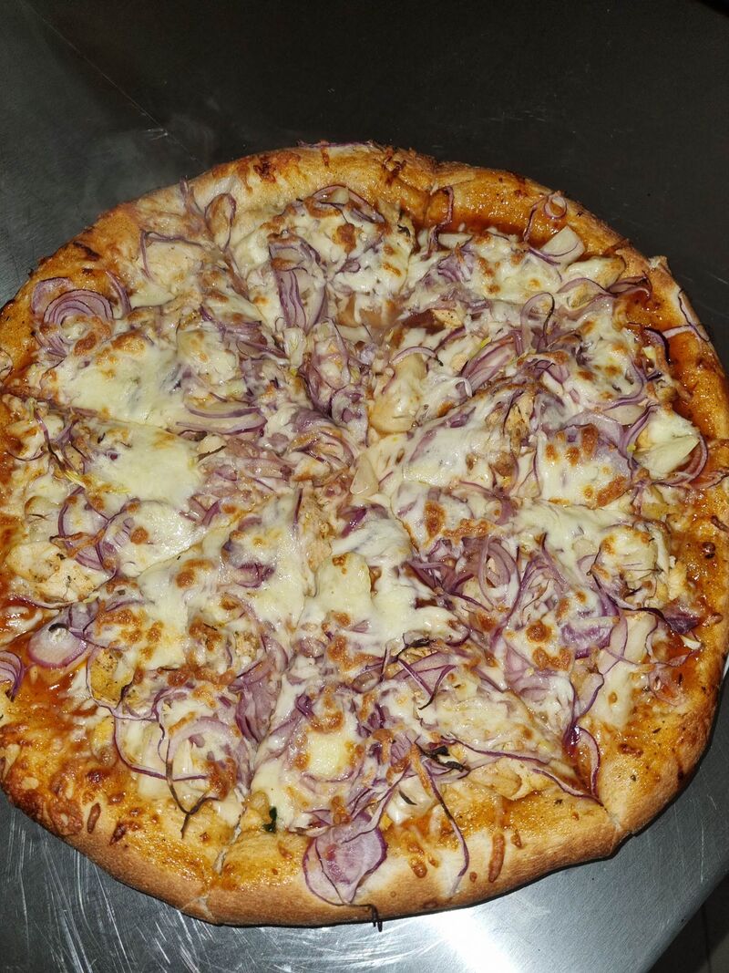BBQ Pizza - 219,- kč - BBQ omáčka, kuřecí maso, ananas, červená cibule, mozzarella