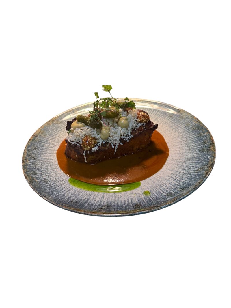  Masité vepřové žebro, křenová omáčka, čerstvý křen, hořčice, čerstvý chléb 