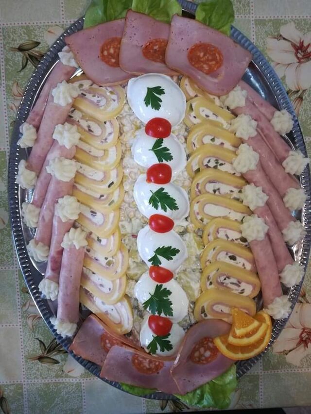 Hideg tálak 2 féle salátával és 5 féle feltéttel (vendég választása alapján)
1900 Ft/ fő áron