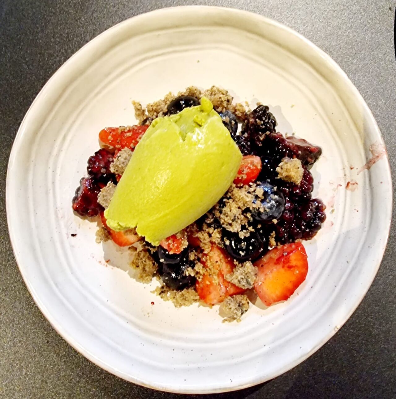 FRUITS ROUGE CRUMBLE HUILE D'OLIVE ,GLACE BASILIC