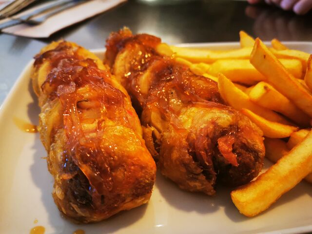 Muslitos de pollo relleno de gamba y surimi a la salsa cerveza c/ patatas. 