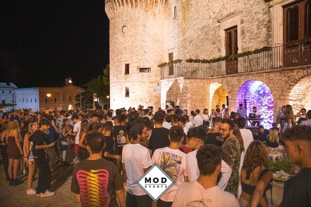 Mercoledì sotto il castello. 