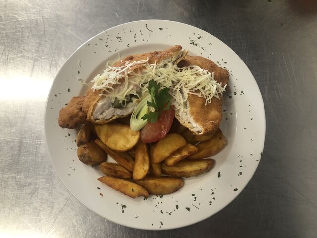 Egerszalóki töltött sertésborda fűszeres steakburgonyával