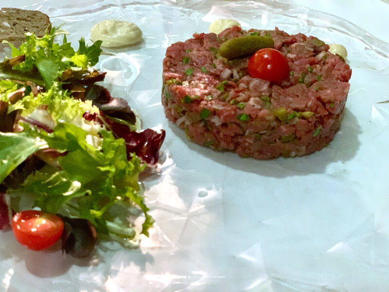 Tartar de solomillo Irlandès (200 g) cortadas con un cuchillo por minuto , hierbas frescas, papas fritas Belgas