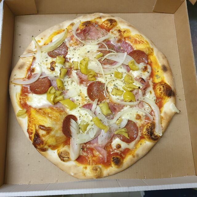 Pizza mit Salami, Schinken, Zwiebeln und Peperoni