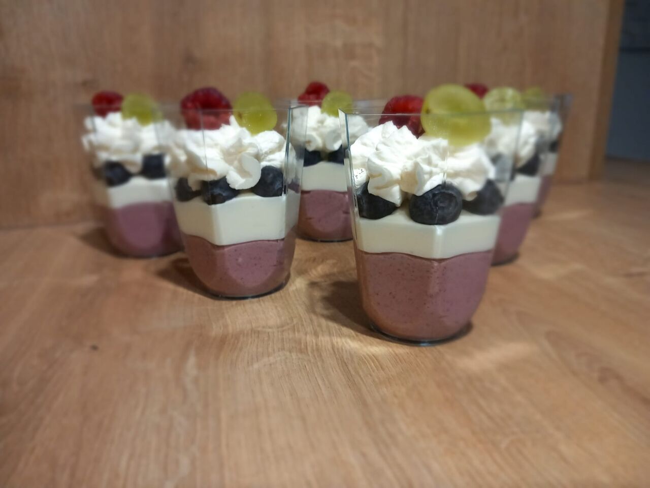 Mini deserki mus jagodowy/biała czekolada