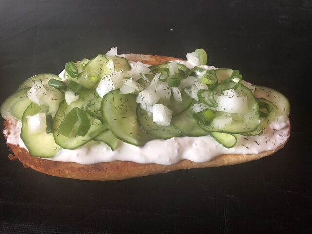 Mit Knoblauchcreme, Gurken und Zwiebeln 