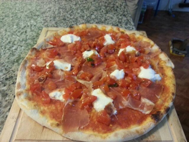 SPECIAL: salsa di pomodoro,prosciutto crudo, pomodoro fresco e bufala fuori cottura