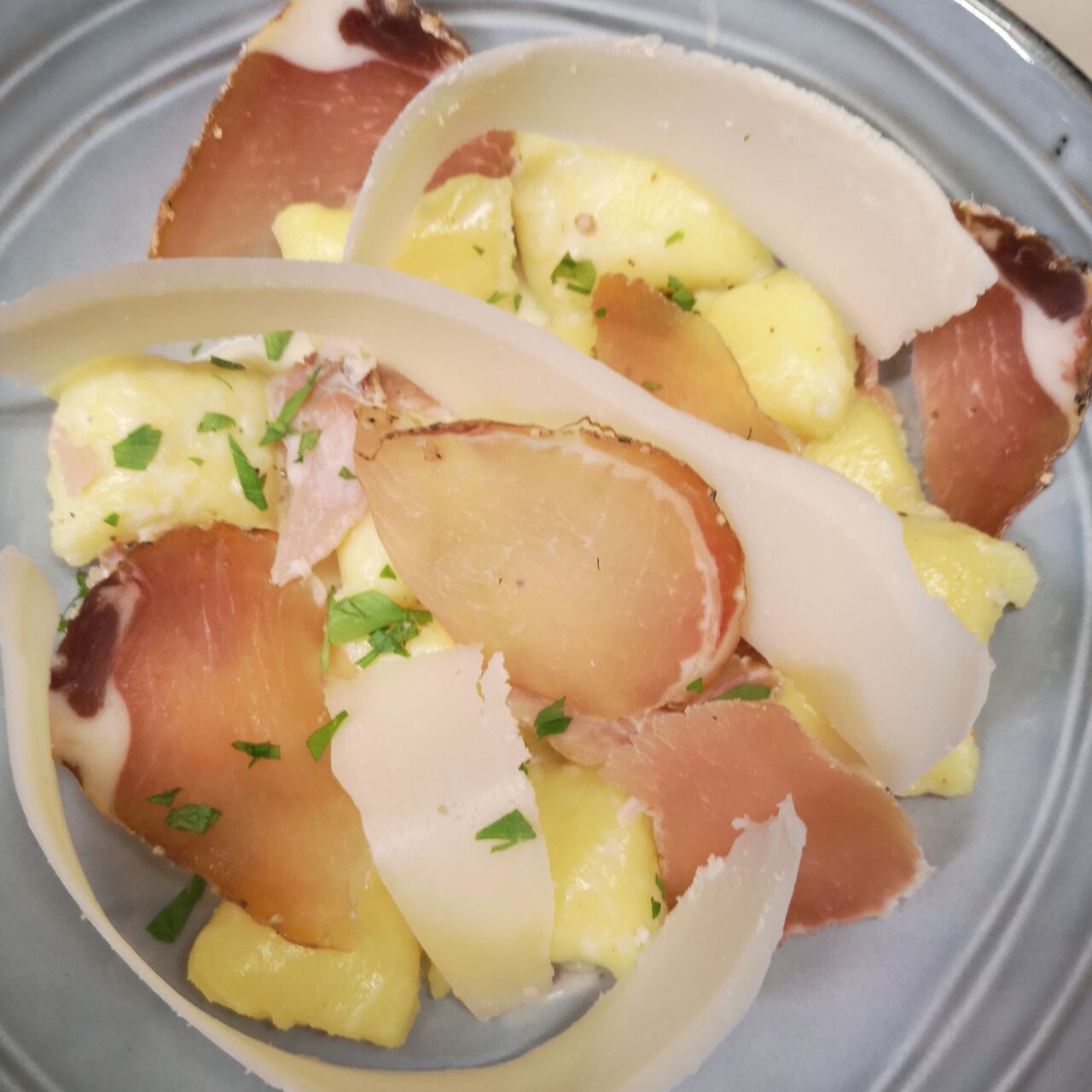 Plat du jour: Gnocchi a la truffe, lonzu parmesan