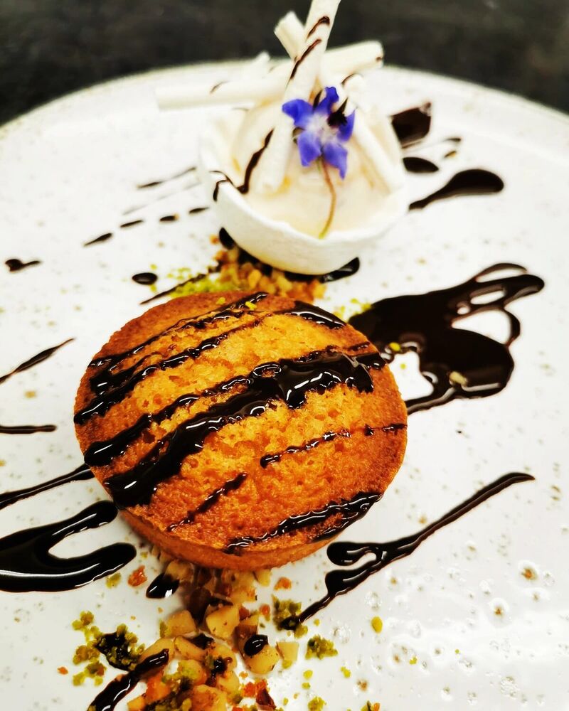 Le Financier meringue et crème glacée, sauce chocolat