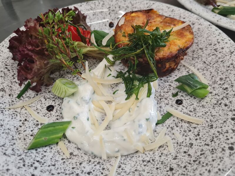 Brokkoli-Käse-Souffle mit Kräuterdip